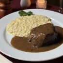 Risoto de grana padano<br> com mignon ao molho rôti e ervas de Provence